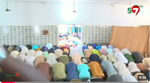 (Vidéo) – la Prière à la grande mosquée de l’UCAD dirigée par l’imam Oumar Sall