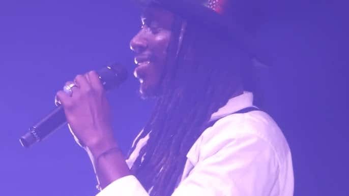 En concert à Toulouse, Faada Freddy  lâche : « Il faut libérer Sonko ! C’est ça la vraie… »
