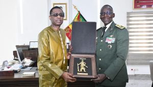 Armées : Youssou Ndour reçu par le général d’armée Mbaye CISSÉ