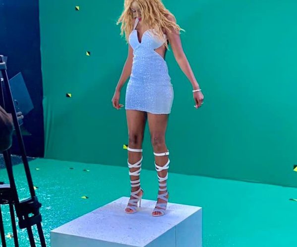 Queen Biz en plein tournage d&rsquo;un clip  étincelant