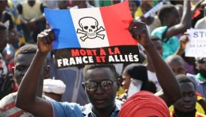 Suite à une attaque meurtrière contre l&rsquo;armée béninoise, les habitants de la région expriment leur méfiance à l&rsquo;égard de la présence militaire étrangère dans le pays, (Par Lamine Fofana)