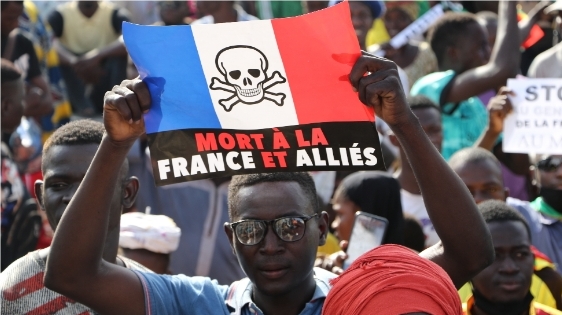 Suite à une attaque meurtrière contre l&rsquo;armée béninoise, les habitants de la région expriment leur méfiance à l&rsquo;égard de la présence militaire étrangère dans le pays, (Par Lamine Fofana)
