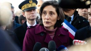 France: Amélie Oudéa-Castéra huée à son arrivée dans une école publique , dit avoir présenté ses « excuses »