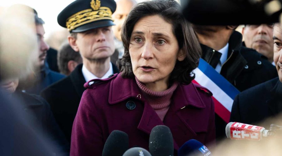 France: Amélie Oudéa-Castéra huée à son arrivée dans une école publique , dit avoir présenté ses « excuses »