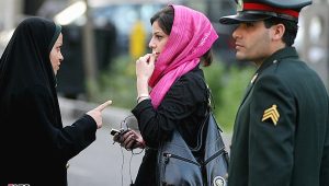 Iran: la police rétablit les patrouilles contre les femmes non voilées
